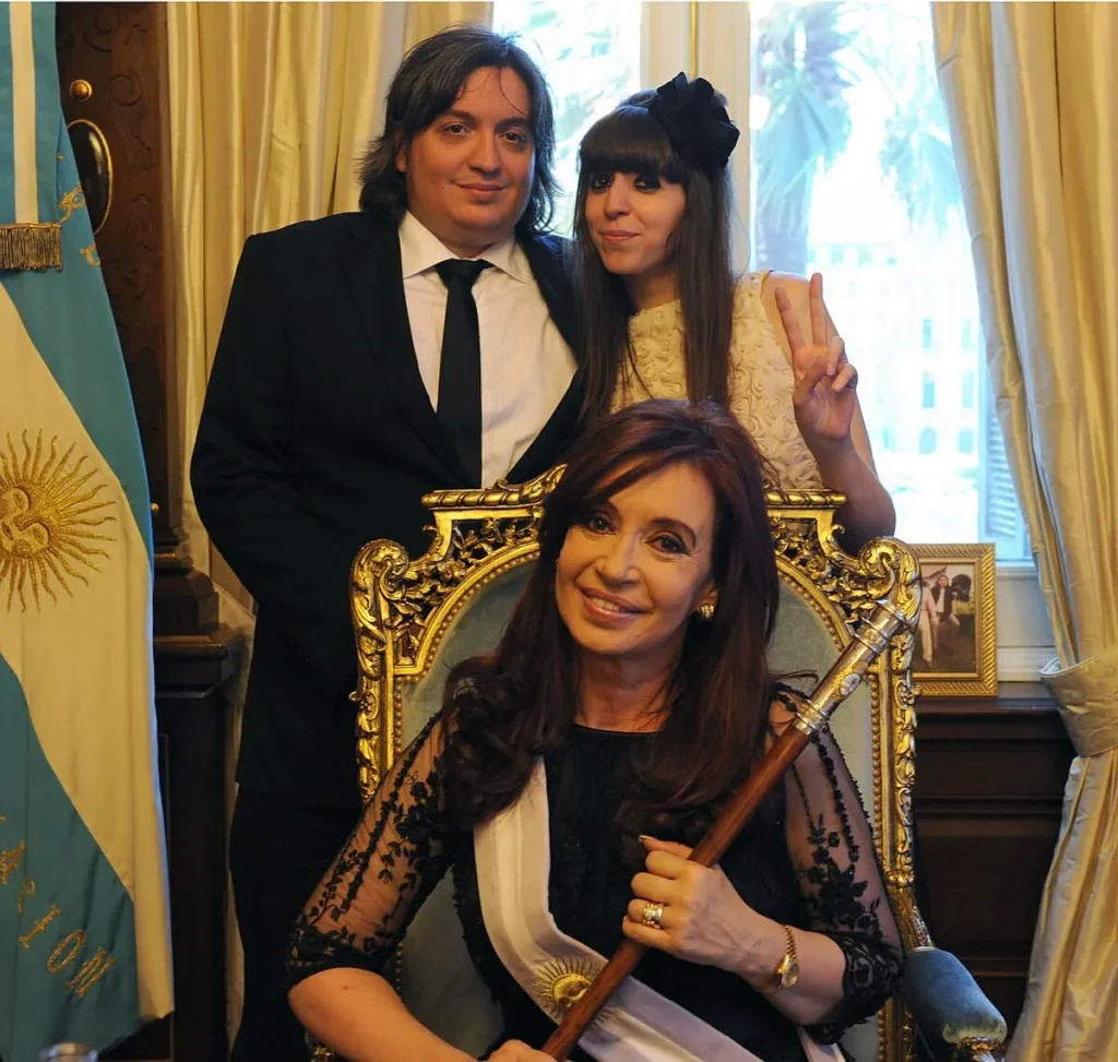 3️⃣ Florencia Kirchner y la política: ¿participación activa o rol más reservado?
