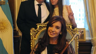 3️⃣ Florencia Kirchner y la política: ¿participación activa o rol más reservado?