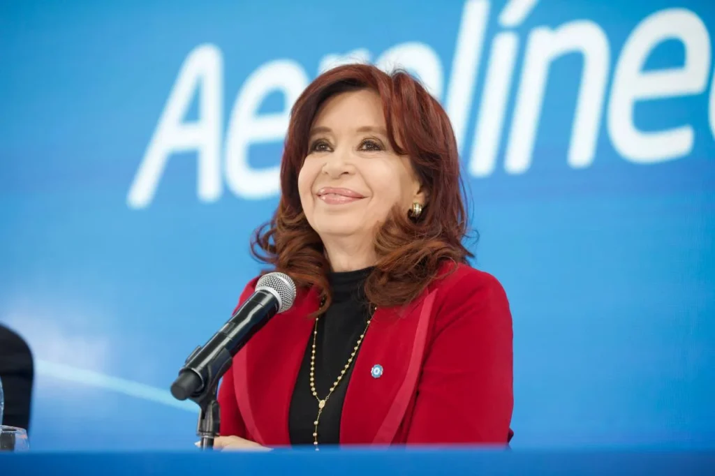 Cristina Fernández de Kirchner pronunciando uno de sus discursos de CFK ante público en Argentina, destacando su mensaje político y social.